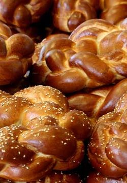 לחם משנה בשבת – איזה לחם צריך לקחת? ומאיזה מהם לאכול?